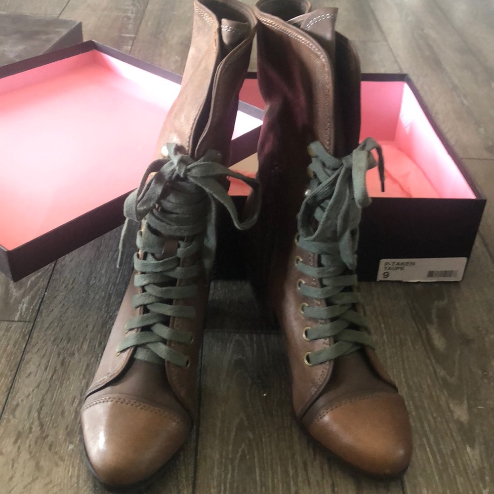 Steve Madden tails lace up heeled boot. Size 9